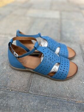 NWB Miz Mooz Corvo Leather Sandals Jeans Blue Perforated T-Strap 39 / US 8-8.5